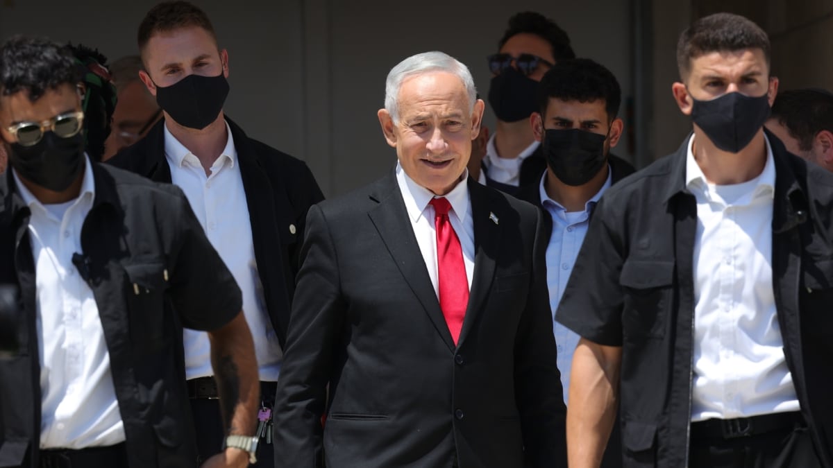 El primer ministro israelí, Benjamin Netanyahu (C), asiste a la ceremonia de colocación de la primera piedra del Centro del Patrimonio Atarot.