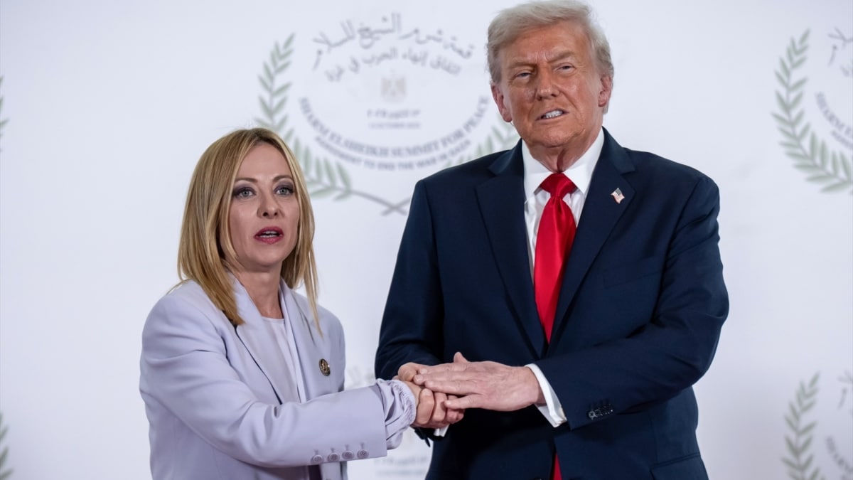 Donald Trump y Giorgia Meloni se saludan en la cumbre de Gaza, en otoño de 2025, cuando se llevaban bien.