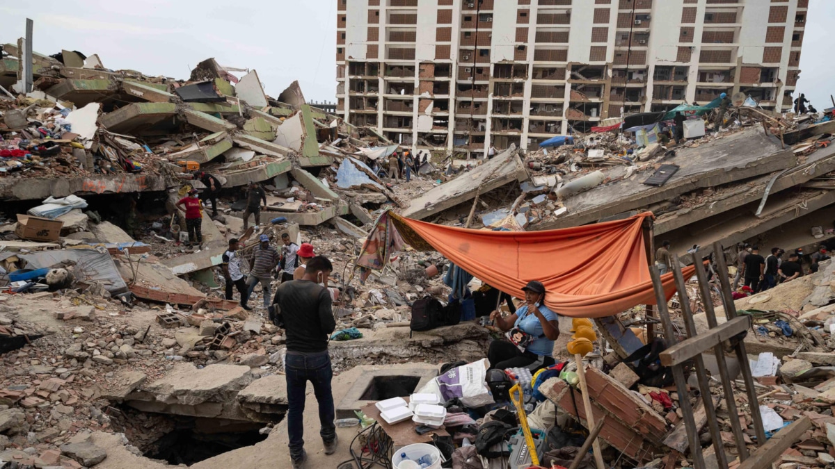 Venezuela eleva a 3.535 los muertos por los terremotos mientras continúan las labores de retirada de escombros