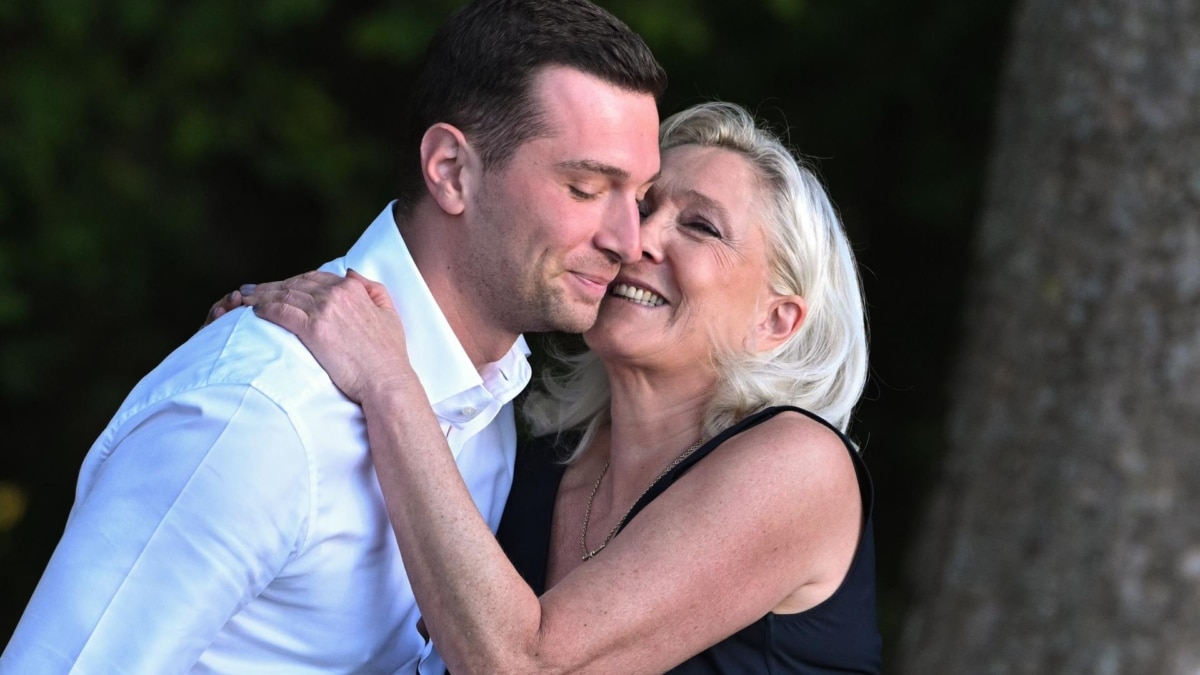 Marine Le Pen abraza a Jordan Bardella en una concentración de Reagrupación Nacional en Lievin.