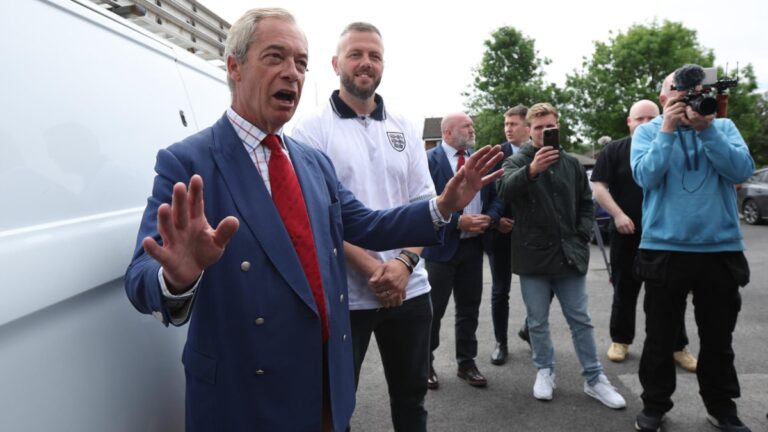 Le Britannique Nigel Farage démissionne pour se faire réélire après des scandales de financement