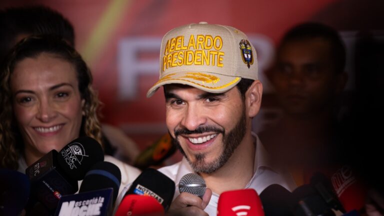 La transition en Colombie, menacée par les tensions entre Petro et De la Espriella