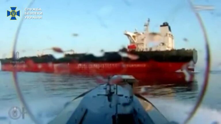 L'Ukraine s'attaque à la « flotte fantôme » russe, aggravant la crise du carburant