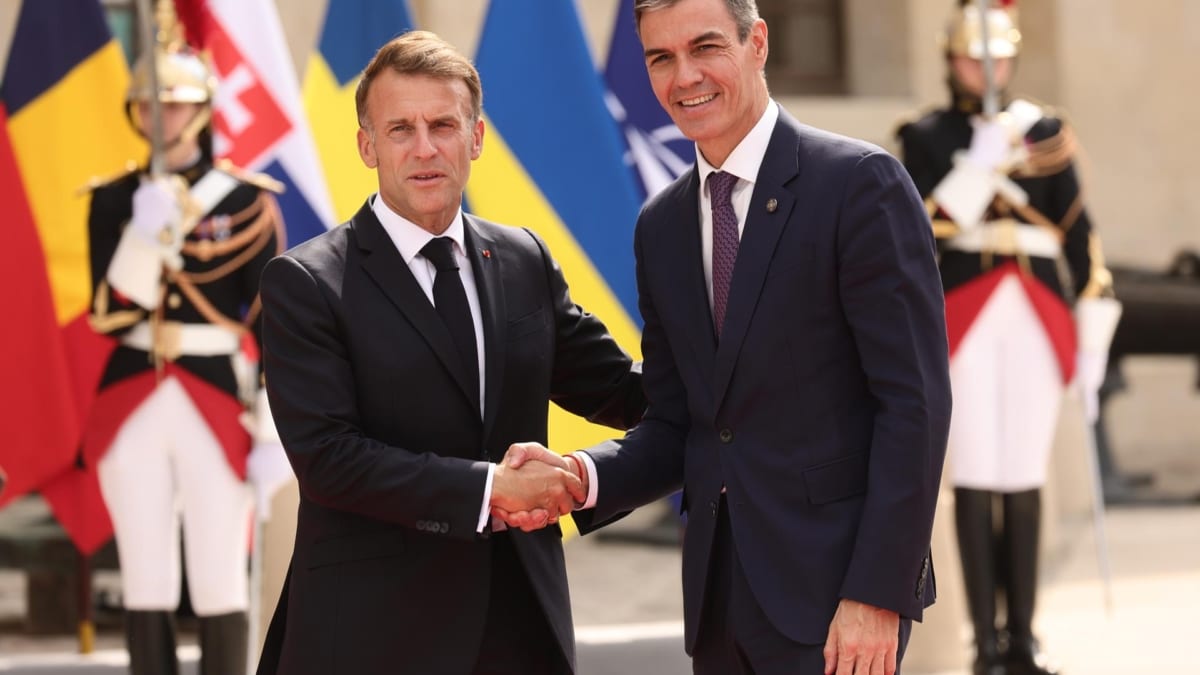 El presidente del gobierno español, Pedro Sánchez, saluda al francés, Emmanuel Macron, a su llegada a la cumbre de la Coalición de Voluntarios.