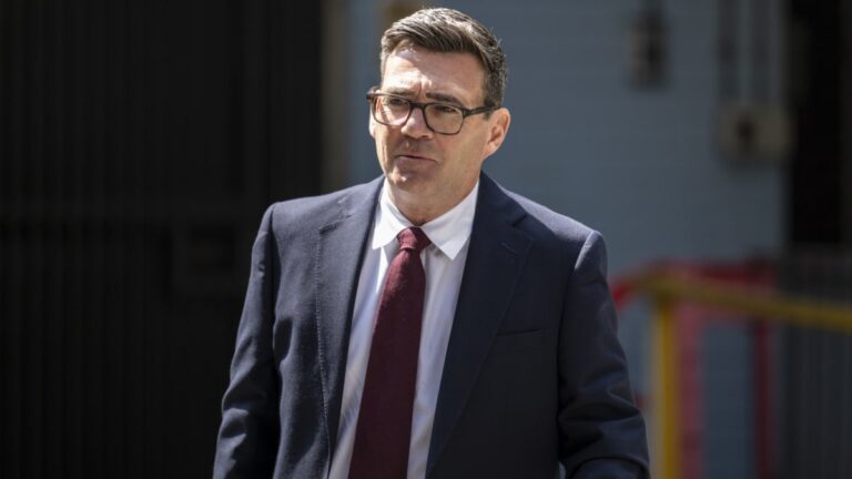Andy Burnham fait ses débuts à la tête du Parti travailliste