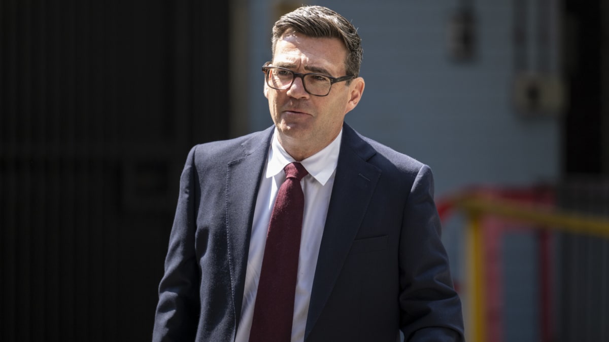 Andy Burnham fait ses débuts à la tête du Parti travailliste
