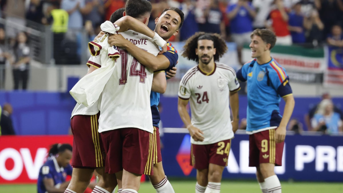 Los jugadores de la selección española celebran el triunfo contra Francia