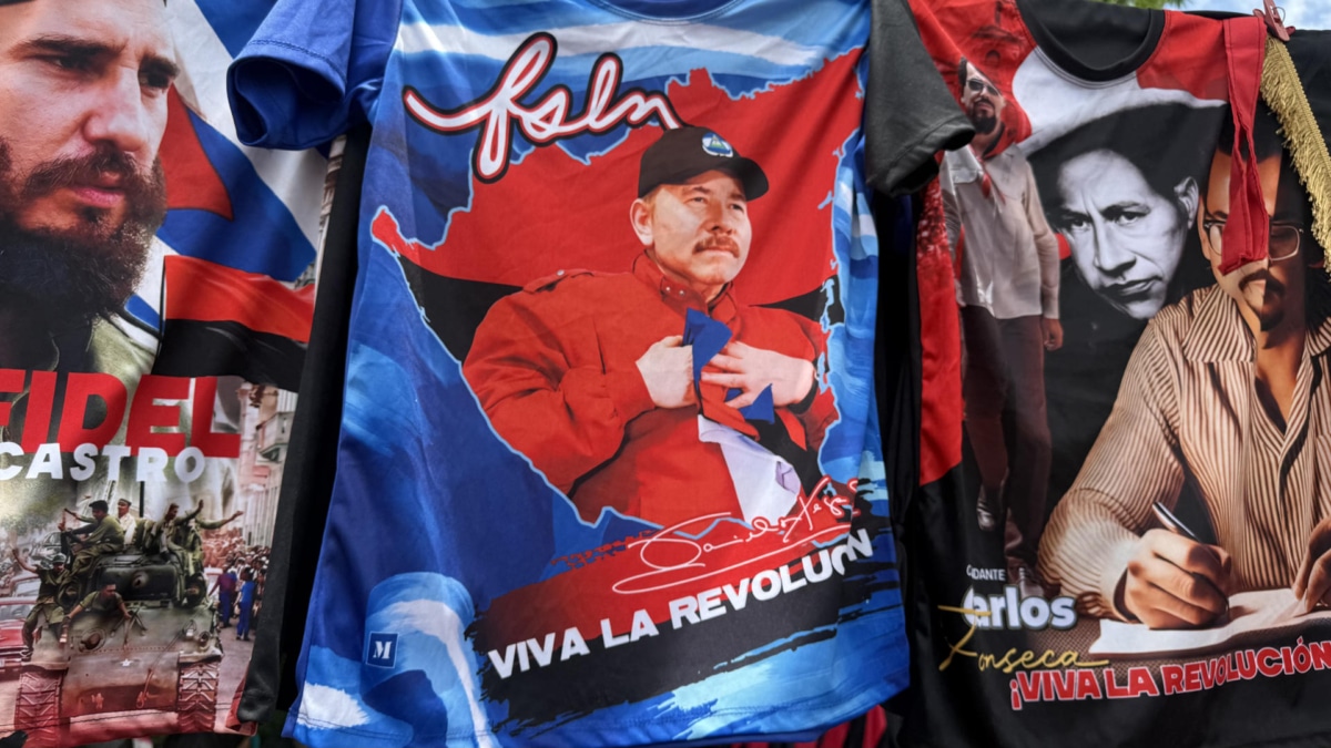 Camiseta con la imagen estampada de Daniel Ortega en el aniversario de la revolución sandinista.