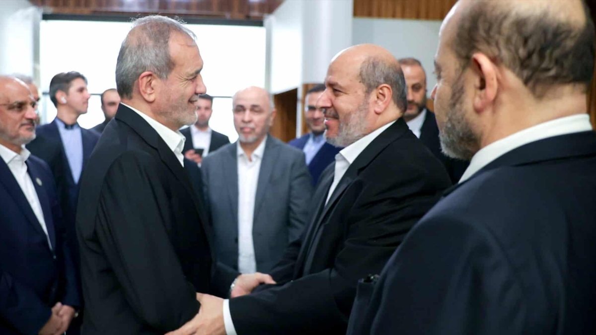 El nuevo líder de Hamás, Jalil al Hayya, junto al presidente iraní, Masoud Pezeshkian, en una imagen de archivo