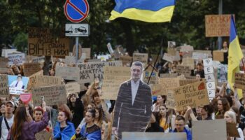 Zelensky cède à la pression populaire et limoge le chef de l'armée
