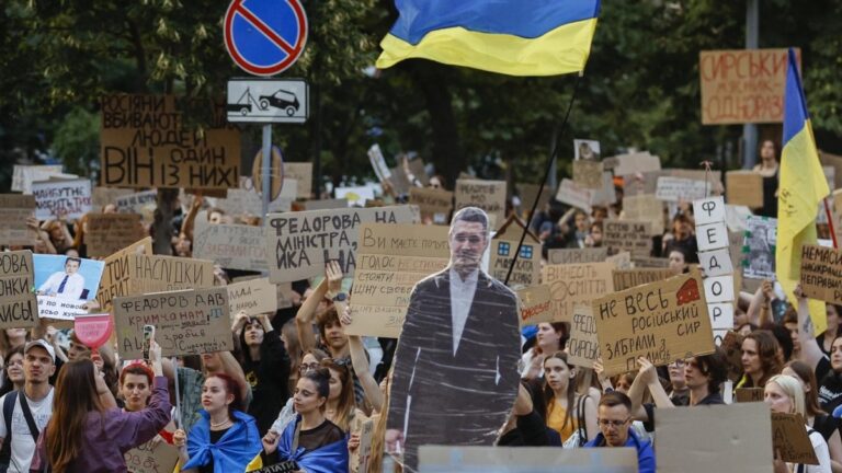 Zelensky cède à la pression populaire et limoge le chef de l'armée
