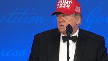 Trump plaisante lors du dîner des correspondants sur sa candidature aux élections de 2028