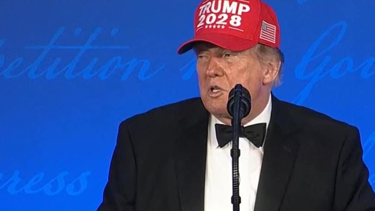 El presidente de los Estados Unidos, Donald Trump, luce una visera con su