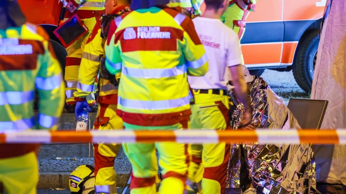 Los servicios de asistencia media asisten a los heridos en el lugar de atropello.