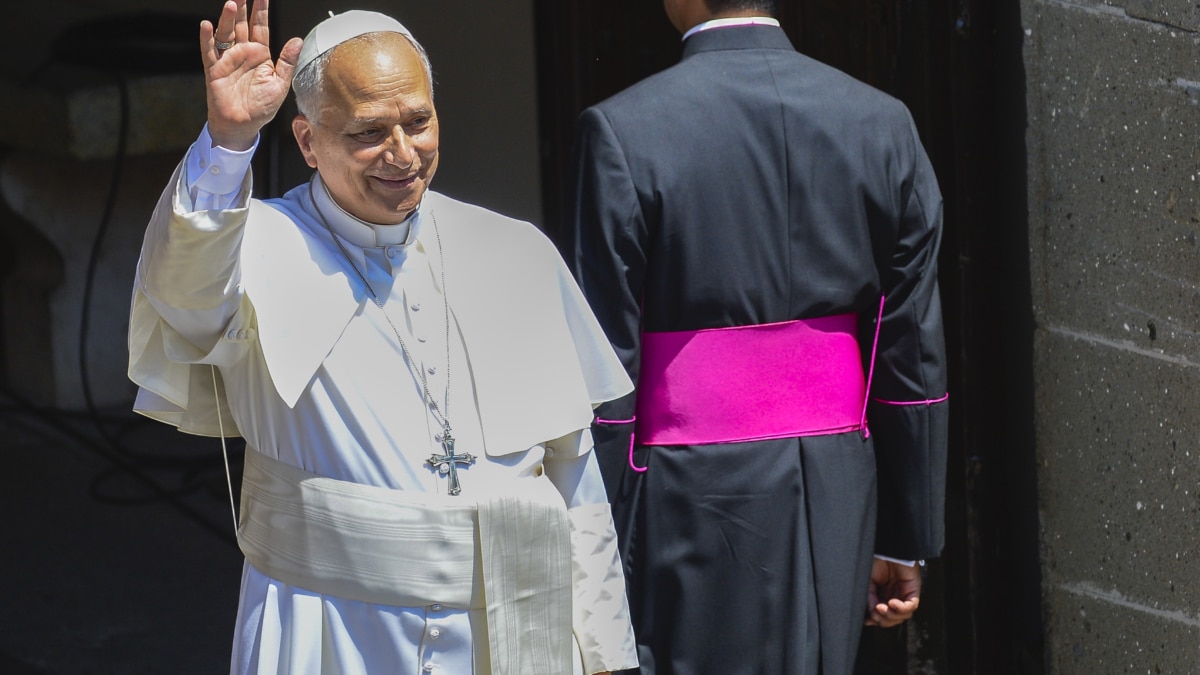 El Papa León XIV saluda durante un acto ante fieles en Italia.