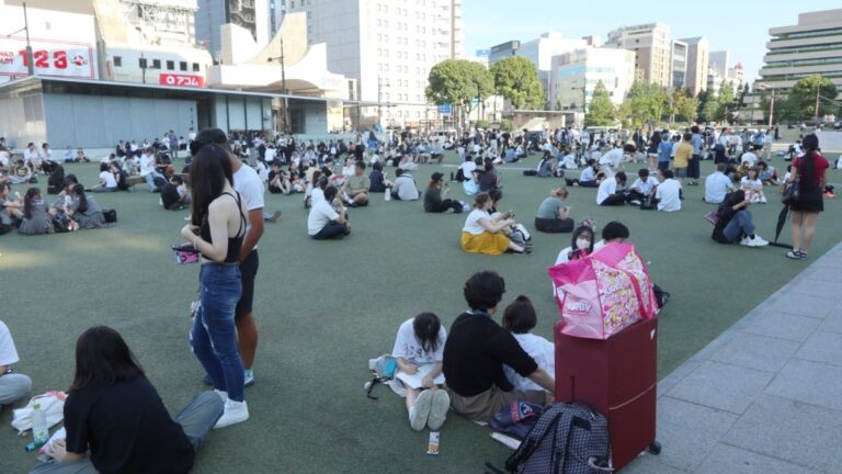 Le tremblement de terre au Japon fait un mort, 80 blessés et une trentaine de prisonniers lors de l'effondrement d'un centre commercial