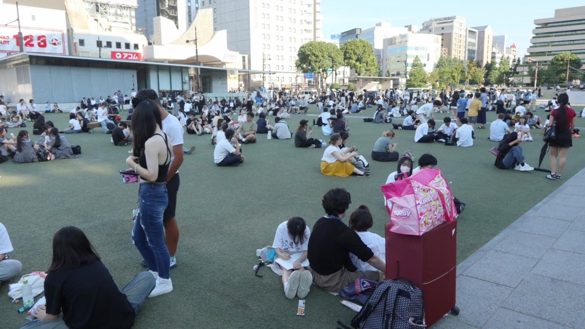 Cientos de personas esperan en la calle en Kumamoto ante el riesgo de réplicas tras el terremoto de 7,1 puntos.