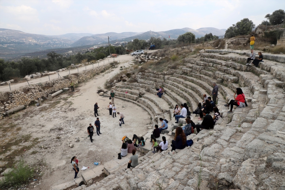 Des touristes visitent le site romain de Sébastia dans une image d'archive