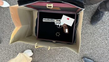 Un revolver, cadeau d'Erdogan à Sánchez et à ses alliés