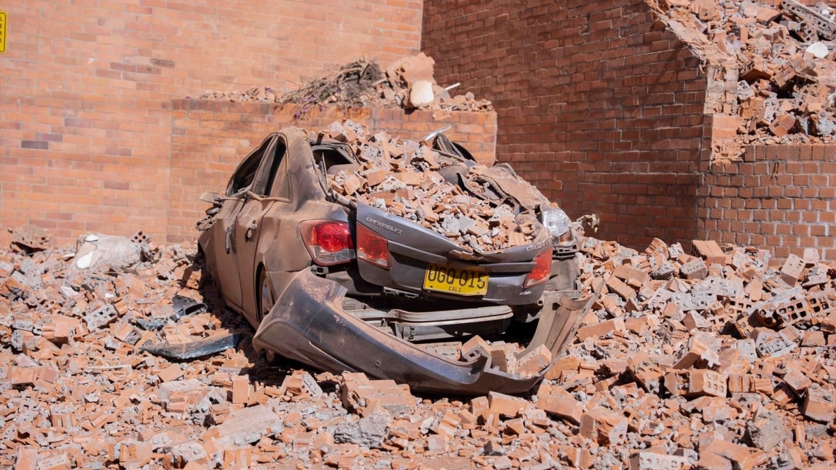 Un automóvil dañado tras un terremoto en Cali, Colombia.