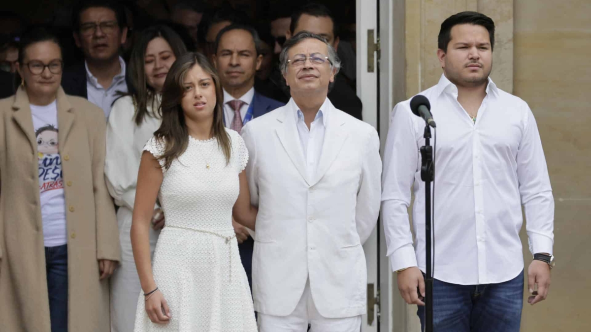 Gustavo Petro junto a sus hijos, Antonella y Nicolas Petro, el pasado 7 de agosto en su último acto como presidente de Colombia.