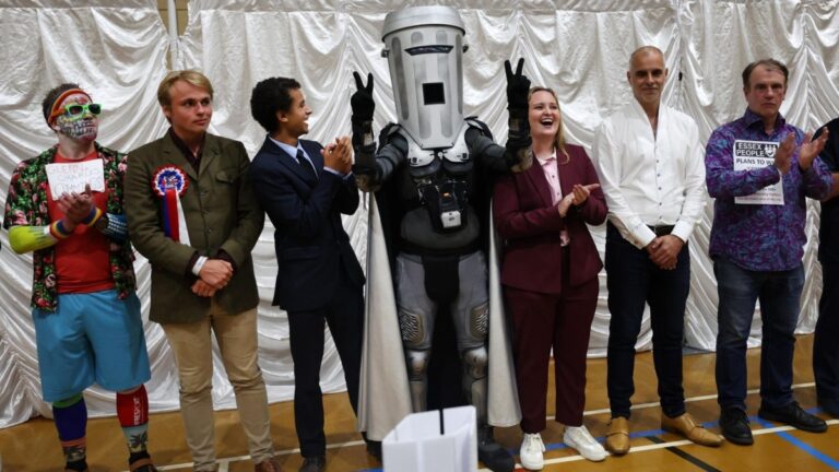 Farage retrouve son siège mais le comte Trashface gagne