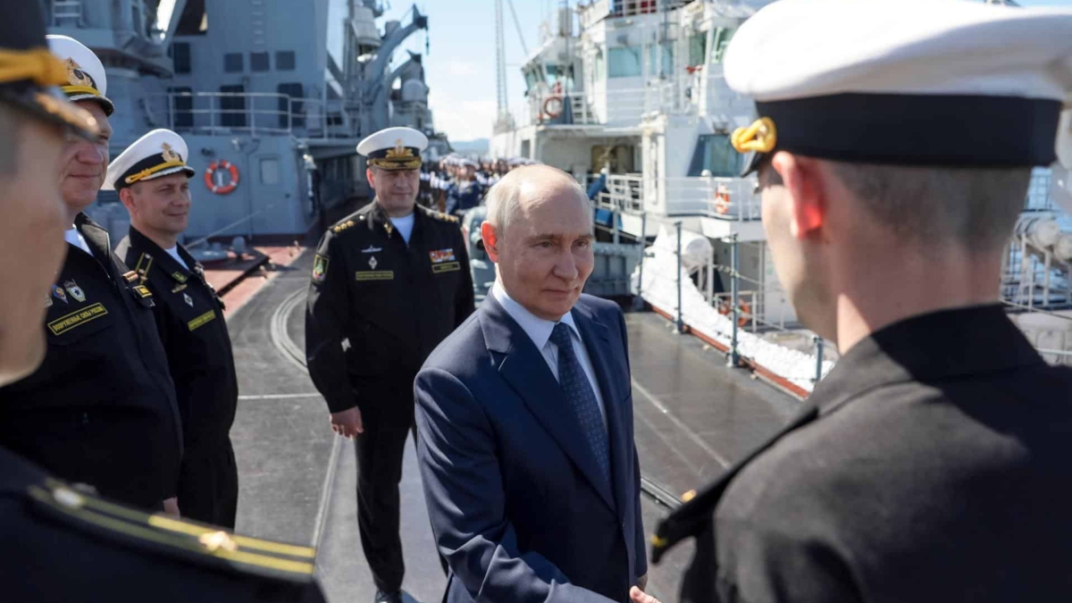 Vladimir Putin a bordo del crucero ruso Varyag rumbo a las Kuriles, el pasado 12 de agosto.