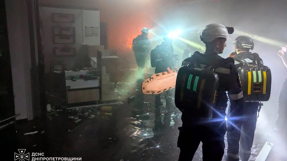 Al menos seis muertos y 91 heridos en un ataque ruso con drones contra un centro comercial en Ucrania