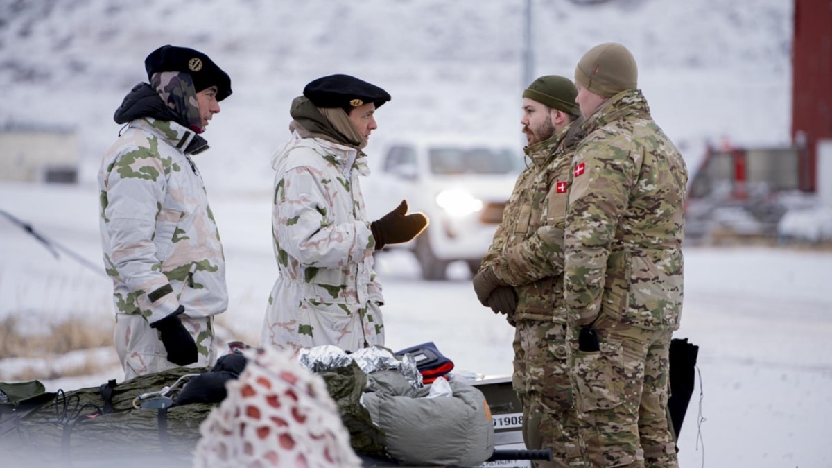 Encuentro entre cazadores alpinos franceses y soldados daneses en una misión conjunto en Groenlandia.