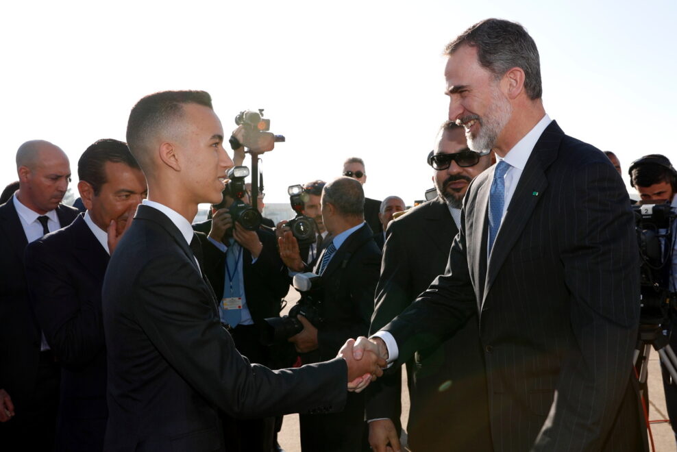 Le roi Felipe VI salue le prince héritier Moulay Hassan en 2019.