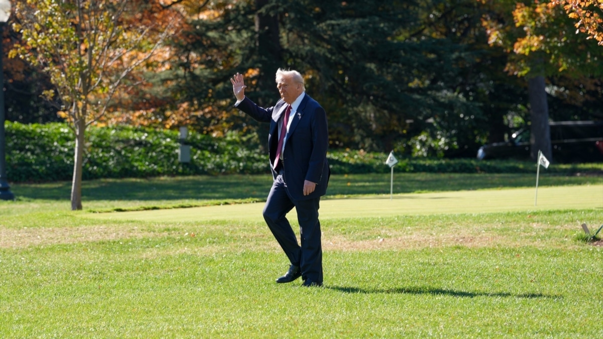 Donald Trump en la Casa Blanca a punto de subir al helicóptero presidencial Marine One.