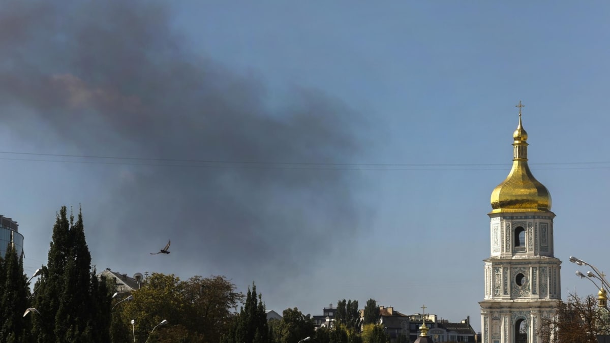El humo se eleva sobre el horizonte de la ciudad, detrás de la Catedral de Santa Sofía, tras un ataque con drones, en Kiev, Ucrania, el 4 de septiembre de 2026, en medio de la invasión rusa en curso.