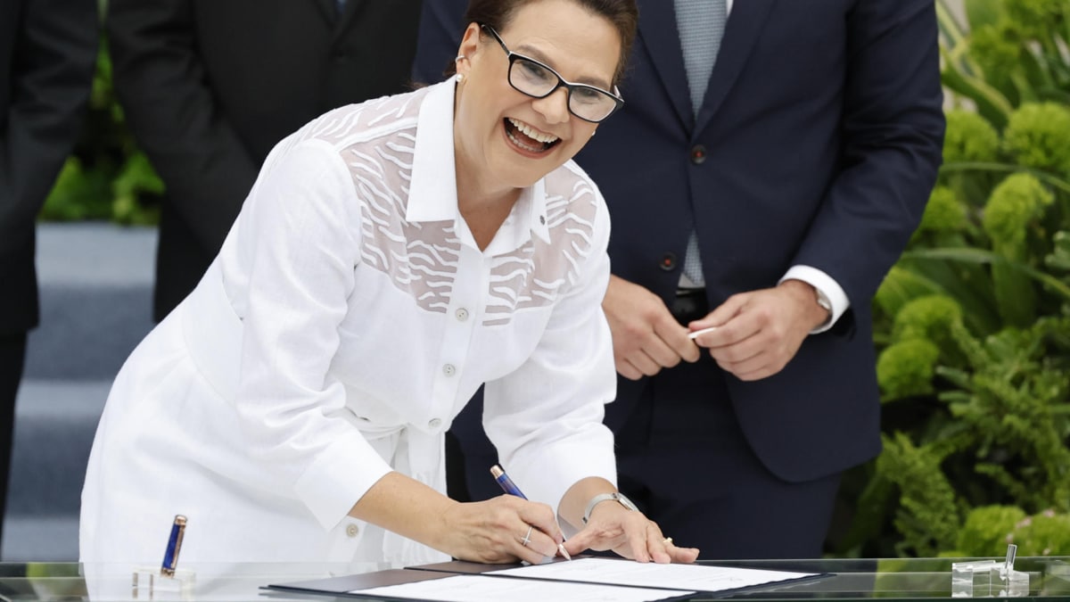 La ingeniera Ilya Espino de Marotta firma un documento para dirigir el Canal de Panamá.