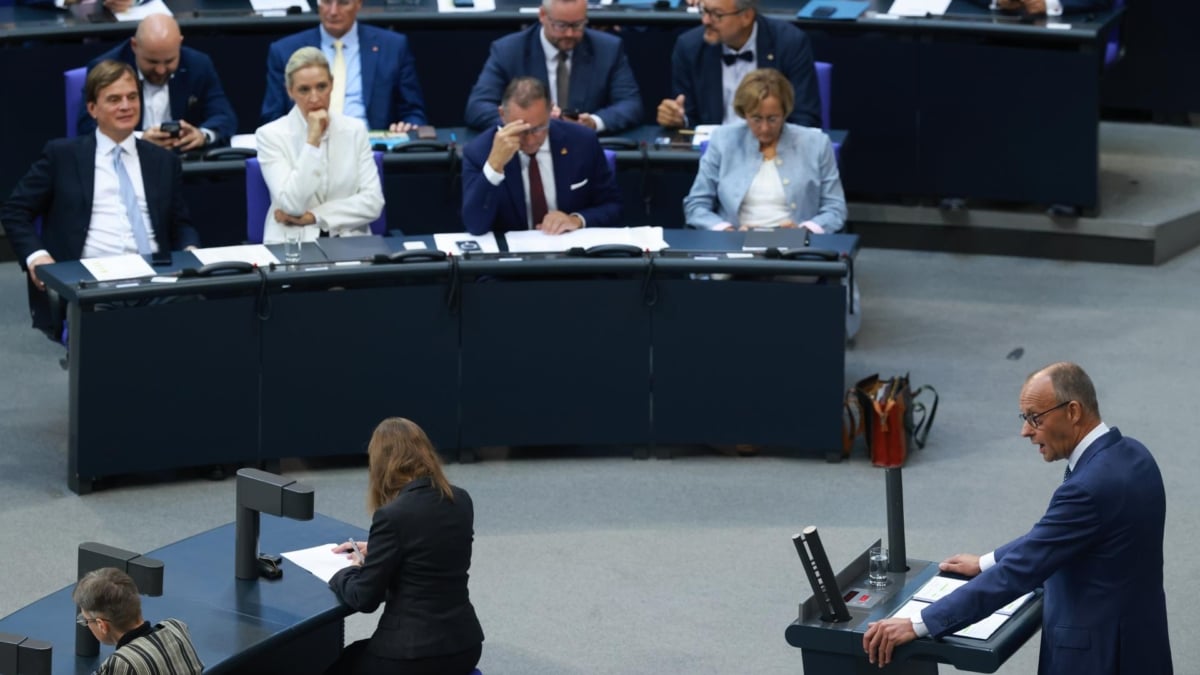 El canciller alemán, Friedrich Merz, habla en el Bundestag, bajo el escrutinio de Alice Weidel, de blanco, y su grupo.