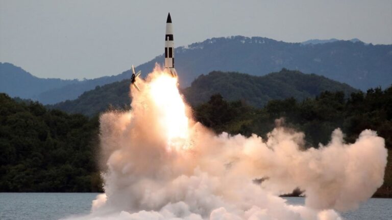 La Corée du Nord fait monter la tension et lance plusieurs missiles balistiques après les manœuvres de Séoul, Tokyo et Washington