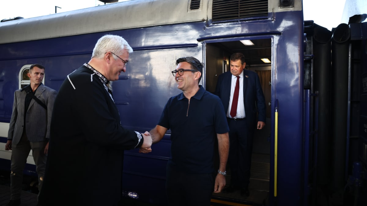 El ministro ucraniano de Asuntos Exteriores, Andriy Sybiha (i), rcbie al premier británico a su llegada en tren a Kiev.