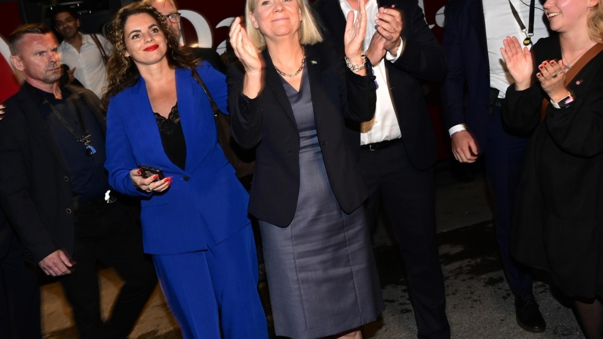 La líder socialdemócrata Magdalena Andersson llega al centro de congresos donde celebra la noche electoral su partido en Estocolmo.
