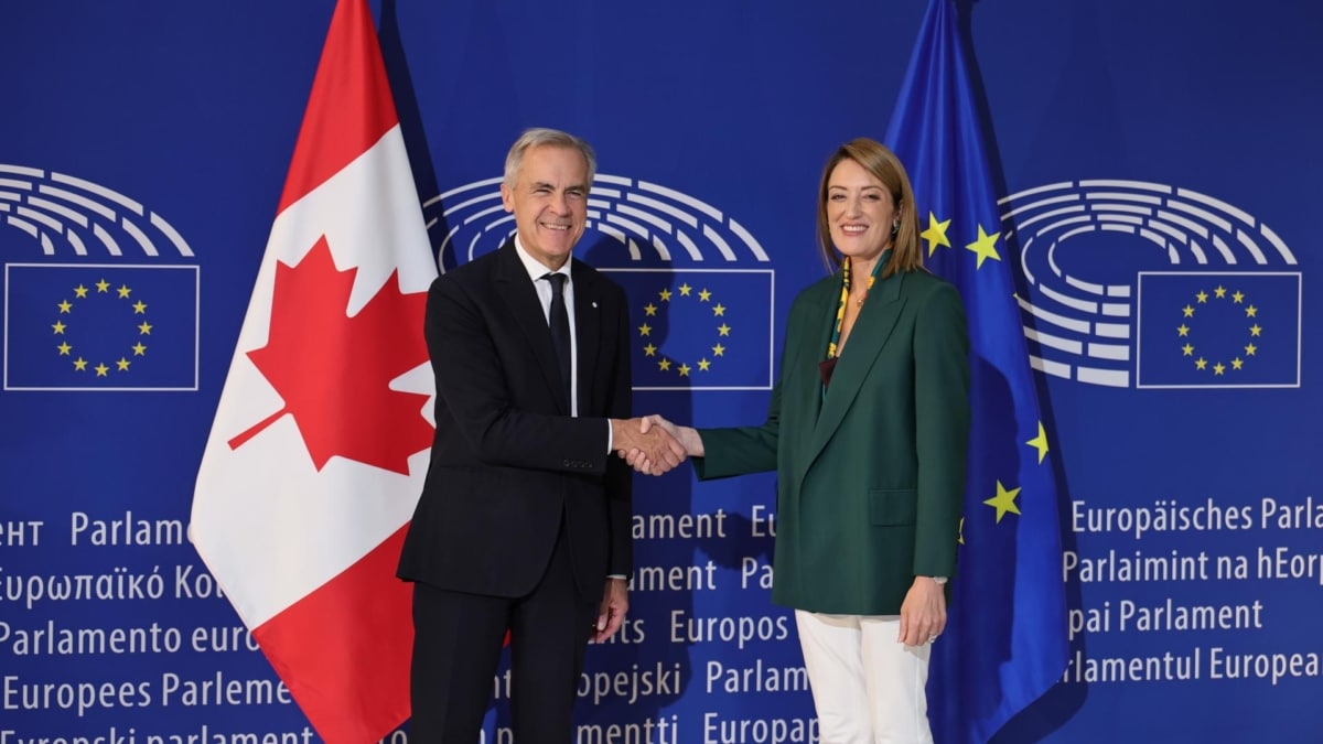 Mark Carney, primer ministro de Canadá, junto a la presidenta del Parlamento Europeo, Roberta Metsola, en Estrasburgo.
