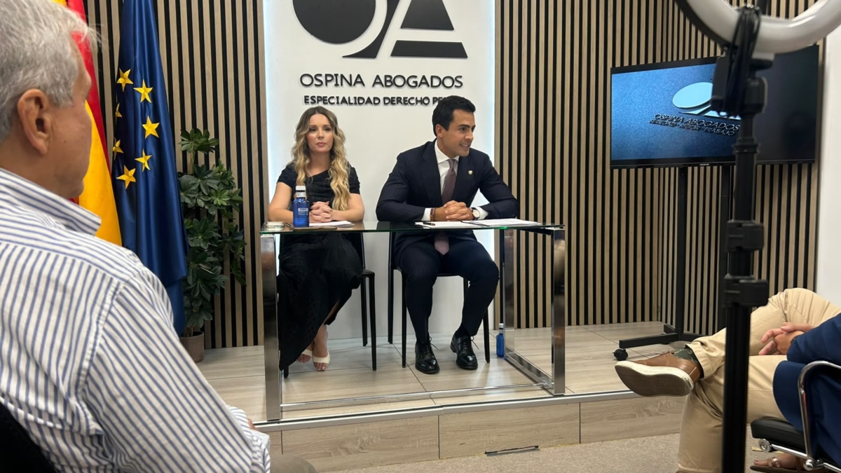 Juan Gonzalo Ospina (d) y Beatriz Uriarte (i) durante la rueda de prensa