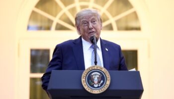 Trump bannit CNN, MSNOW et Politico de la Maison Blanche, les accusant de diffuser des « fausses nouvelles »