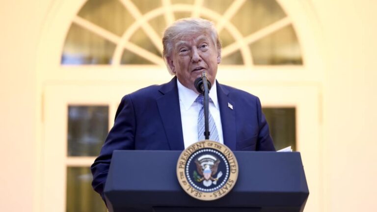 Trump bannit CNN, MSNOW et Politico de la Maison Blanche, les accusant de diffuser des « fausses nouvelles »