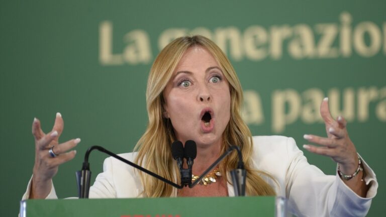 Meloni : « Il n'est pas possible que dans une classe italienne, des enfants italiens se sentent déplacés parce qu'ils constituent une minorité »