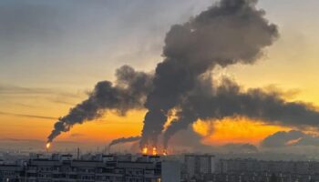 L'Ukraine lance « la plus grande attaque de drones » sur Moscou le dernier jour des élections russes et attaque une raffinerie clé