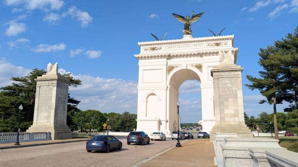 Gran Arco Triunfal y Mirador Militar, en Memorial Circle en la Isla Columbia.