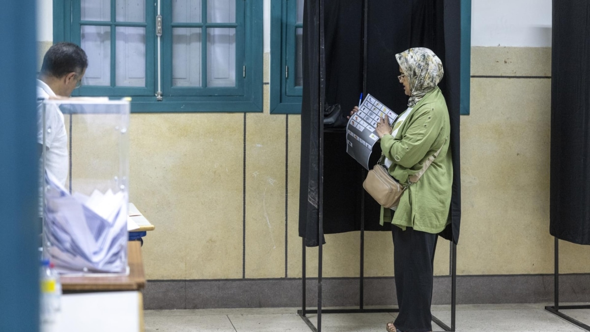 Una mujer vota en Rabat este miércoles