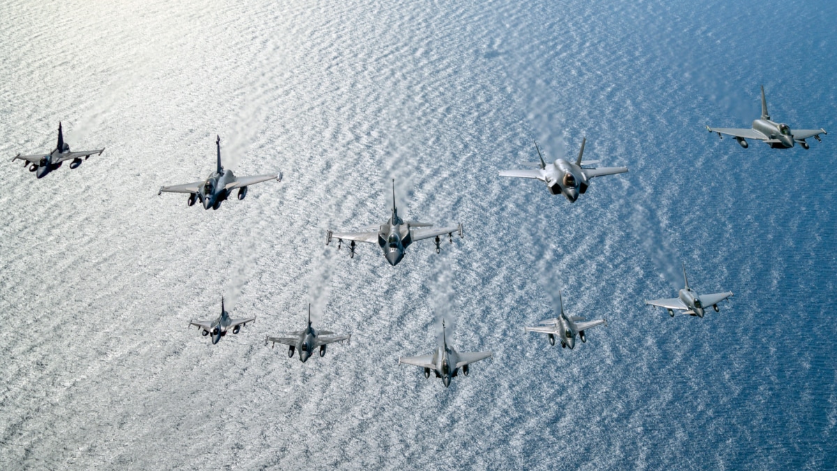 Aviones de combate aliados vuelan en formación sobre Grecia.