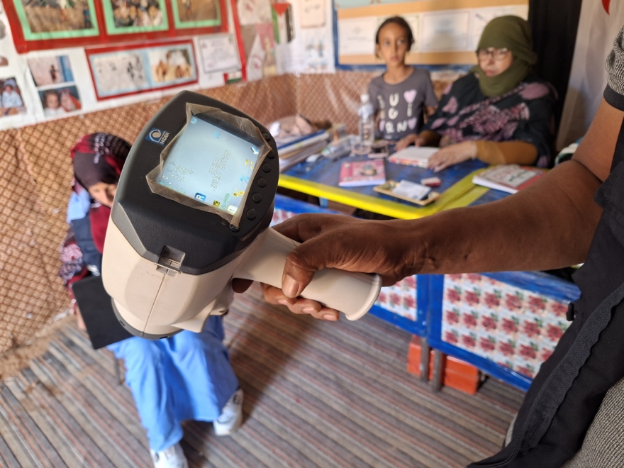 L'autoréfractomètre portable avec lequel Abdala mesure la vision des enfants
