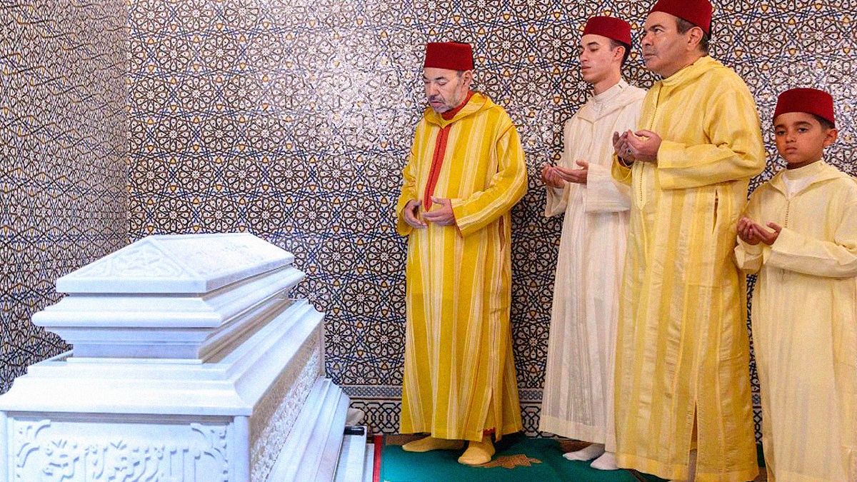 El rey Mohamed VI y el príncipe heredero, Moulay Hassan, junto al hermano del monarca, Moulay Rachid, y su hijo, Moulay Ahmed
