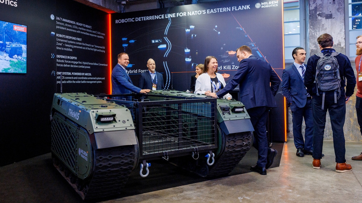 Vehículo blindado no tripulado de Milrem Robotics en la Semana de la Defensa de Estonia.