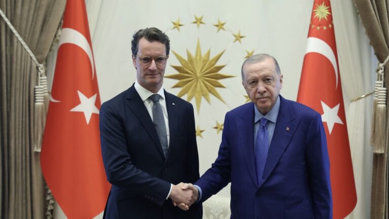 Wüst, le « dauphin » de Merz, travaille hors d'Allemagne : avec Erdogan